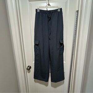 Wallflower women’s Size Small Dark Gray Cargo Pants. 4 pockets. Elastic waist